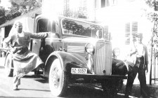 004-Bedford--Bruecke-Gebrueder-Maechler-auf-Getraenketour-beim-Restaurant-Sonne-Vorderthal-ca-1948