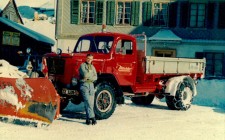 006-Magirus-200-D-16-AK-Dreiseitenkippbruecke-beim-Buergerheim-Vorderthal-Chauffeur-Erwin-Marty-ca-1964