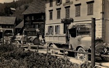 013-Saurer-AE-Bruecke-Materialtransprot-fuer-Kraftwerk-Waeggithal-(Drosselklappe)-Transportzug-beim-Gasthaus-Baeren-Vorderthal