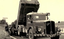 022-Saurer-S4C-Dreiseitenkippbruecke-Belagseinbau-am-Fertiger-auf-der-Luzernerstrasse-am-Zugersee-ca-1960