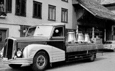 024-Saurer-S4CT1D-Bruecke-Wechselkarrosserie-Seitz-Kreuzlingen-ca-1964-Neue-Glocken-fuer-Kirche-Vorderthal