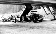 105-Lenz-Maechler-Saurer-5DM-D1KL-4x4-Dreiseitenkippbruecke-Belagstransport-Autobahnbau-N3-Pfaeffikon-Reichenburg-Weesen-1972